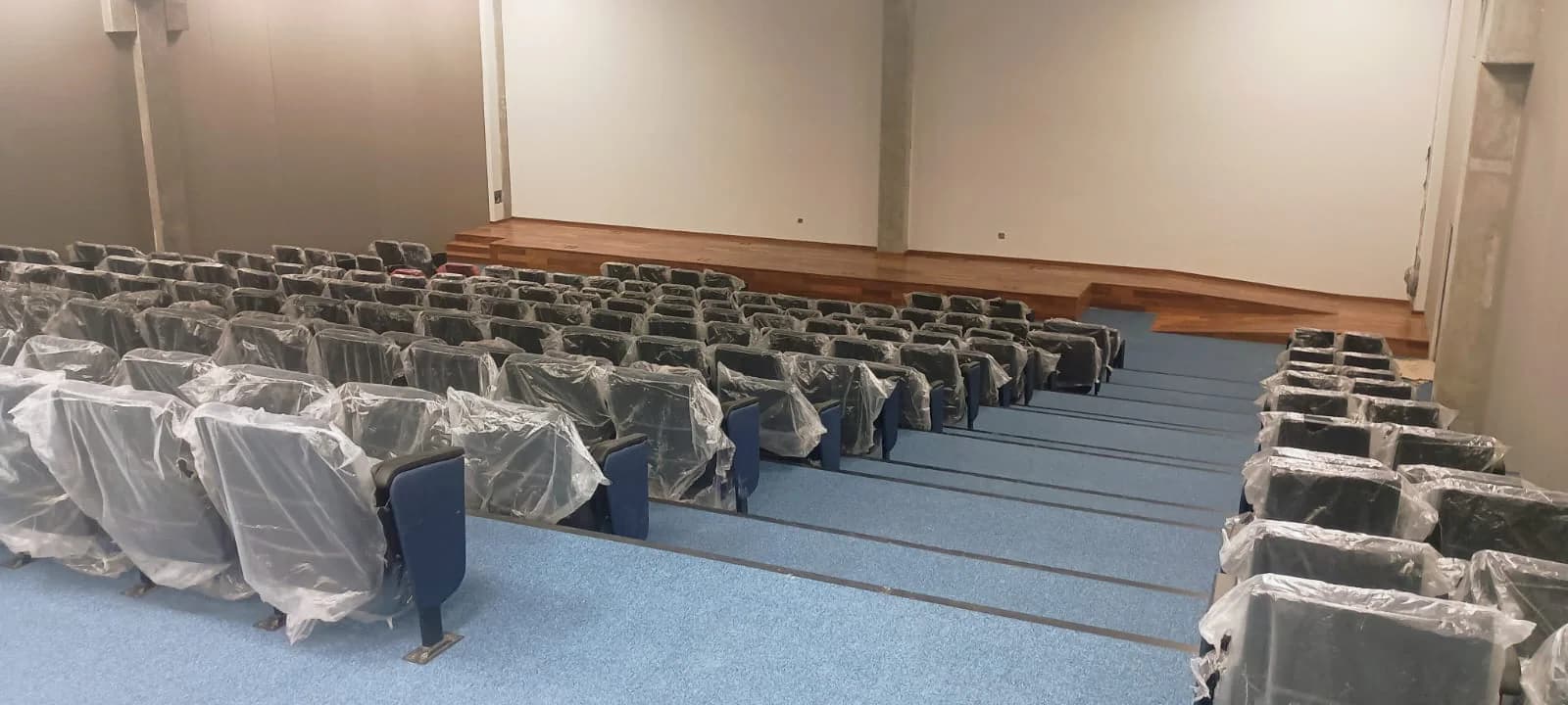 Vista frontal de auditório com forro concluído