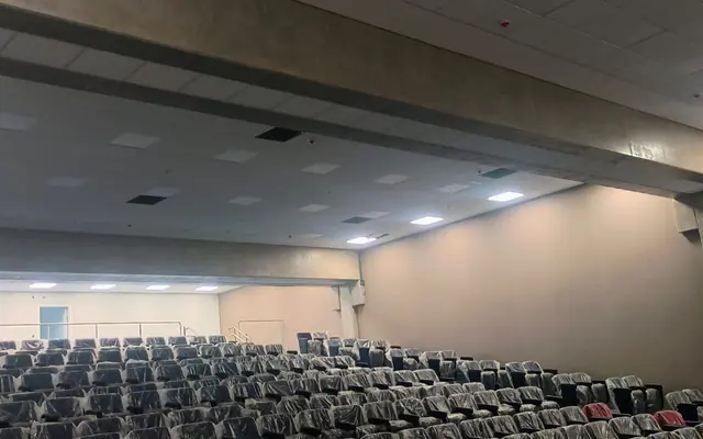 Visão ampla de auditório com forro e fechamentos concluídos