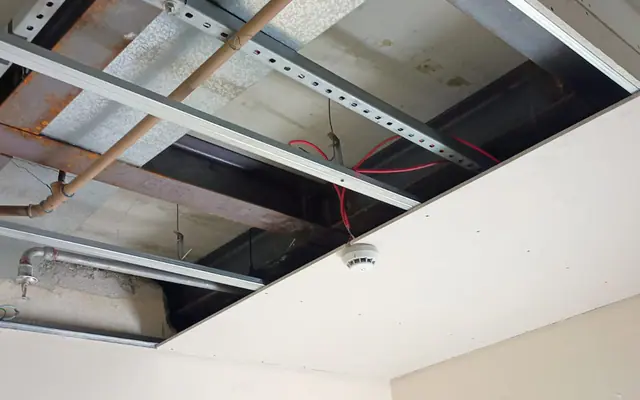 Abertura em forro de drywall para compatibilização e acesso técnico