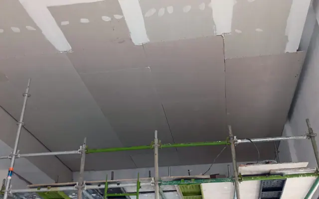 Forro amplo de drywall com tratamento de juntas durante a execução