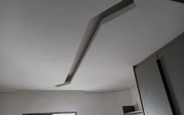 Detalhe de rasgo linear executado em forro residencial