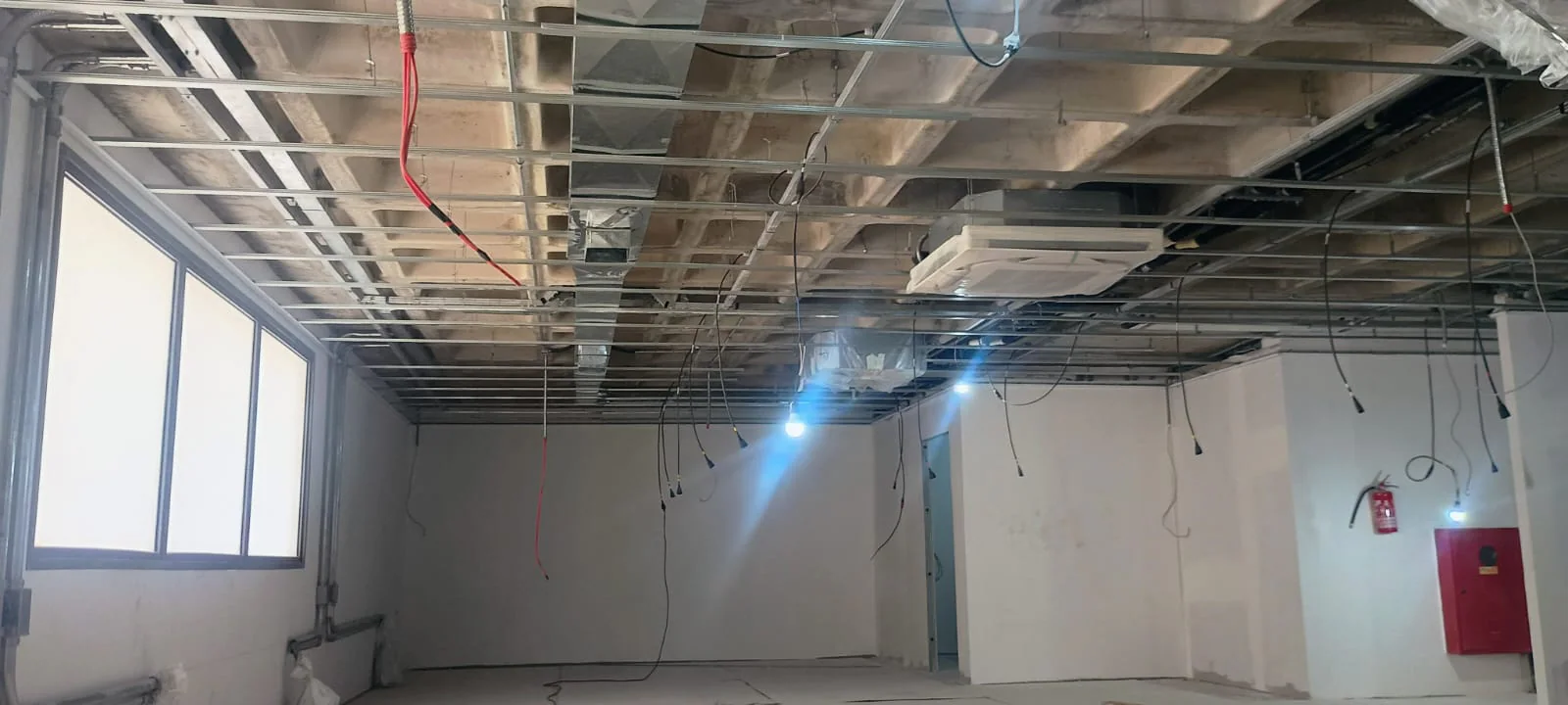 Estrutura metálica de forro drywall em ambiente comercial