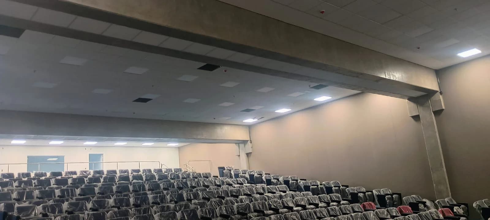 Visão ampla de auditório com forro e fechamentos concluídos