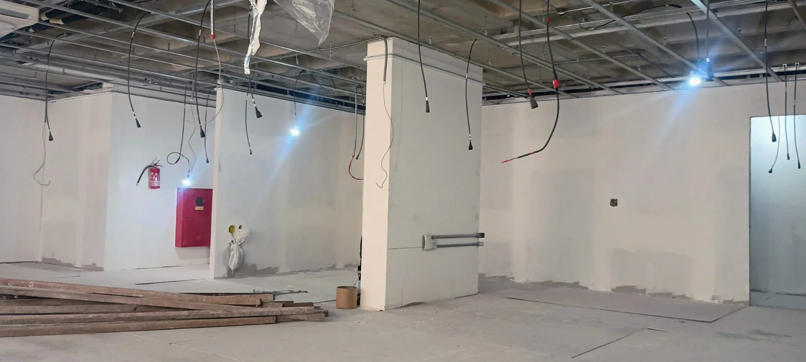 Divisórias de drywall e estrutura de forro durante a execução em ambiente comercial